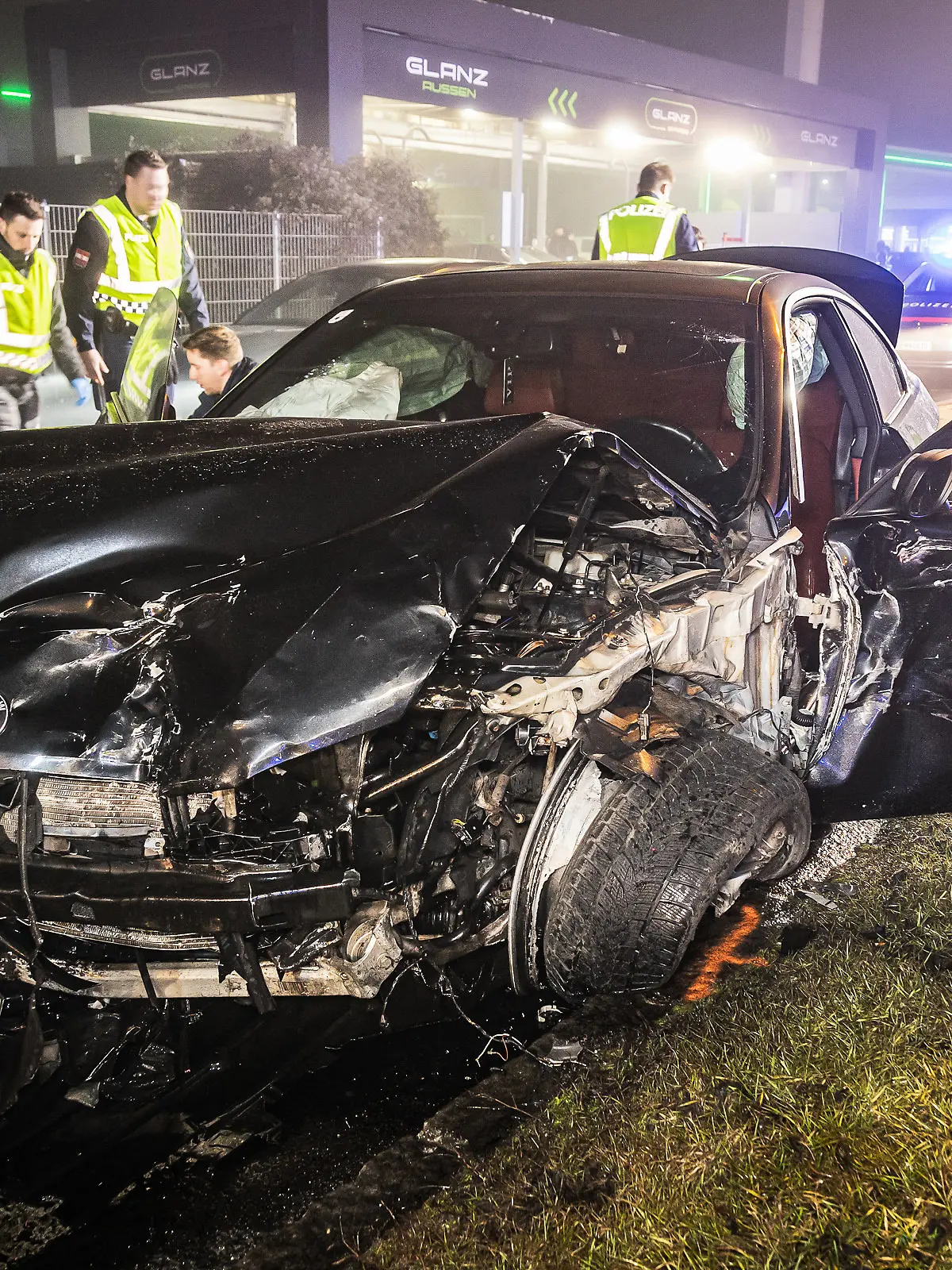 Auf der Flucht vor einer Kontrolle hat sich ein Linzer in der Nacht eine Verfolgungsjagd mit der Polizei geliefert. Er raste mit Geschwindigkeiten von bis zu 250 km/h durch den nebeligen oberösterreichischen Zentralraum, ignorierte rote Ampeln und krachte schließlich mit rund 160 km/h in mehrere stehende Autos.