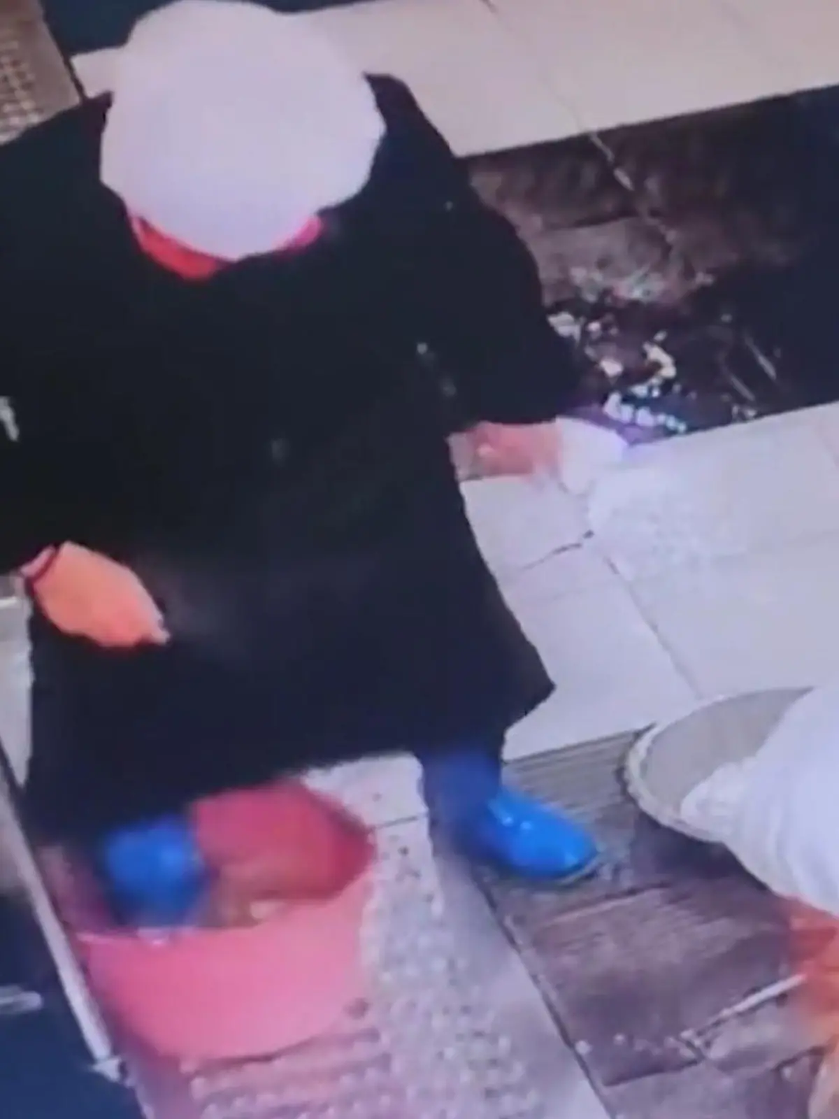 Koch steht mit seinem Stiefel im Essen.