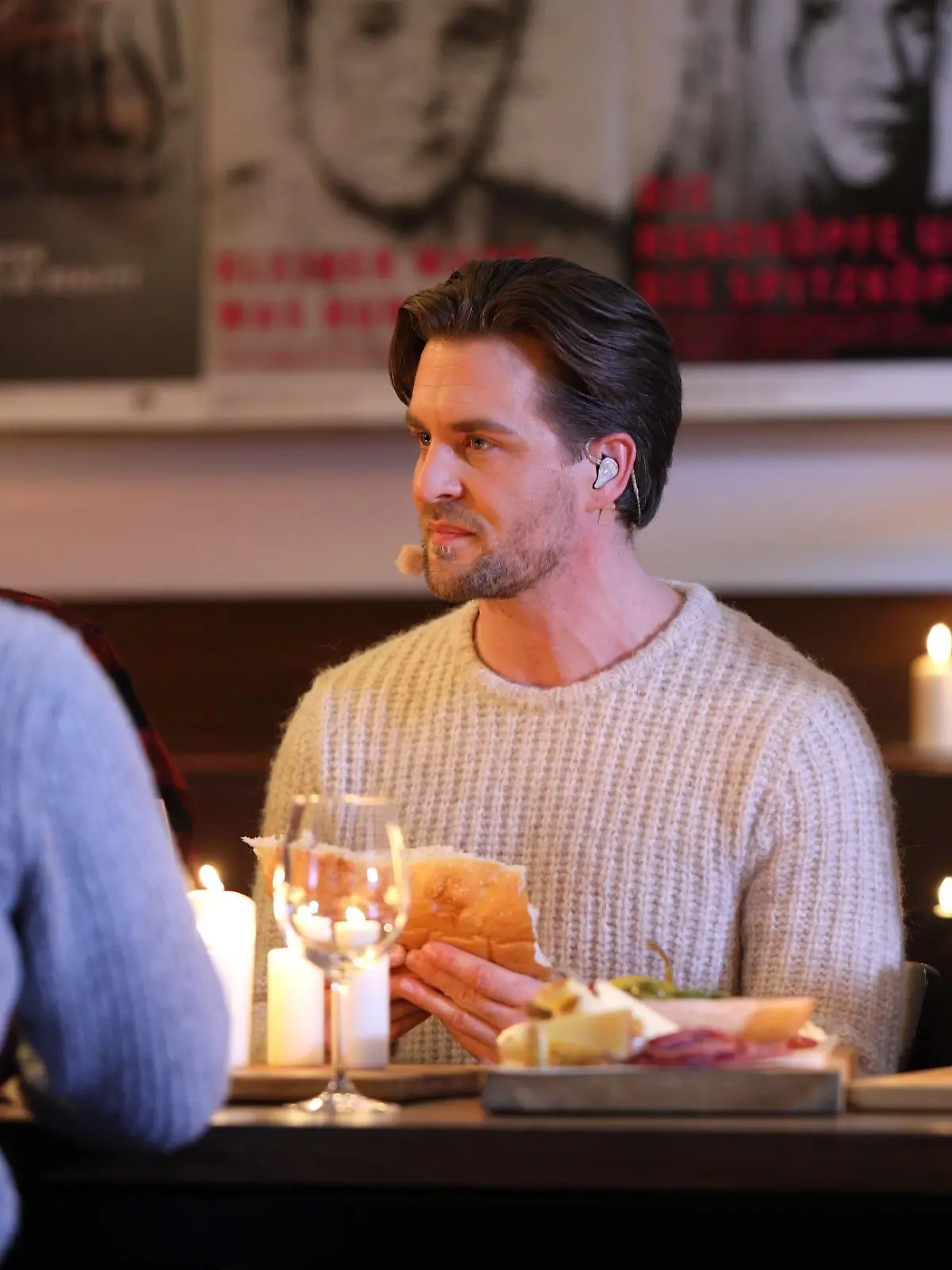 Jesus (Alexander Klaws) und seine Jünger (Sila Sahin) beim Abendmahl.

Die Verwendung des sendungsbezogenen Materials ist nur mit dem Hinweis und Verlinkung auf RTL+ gestattet.