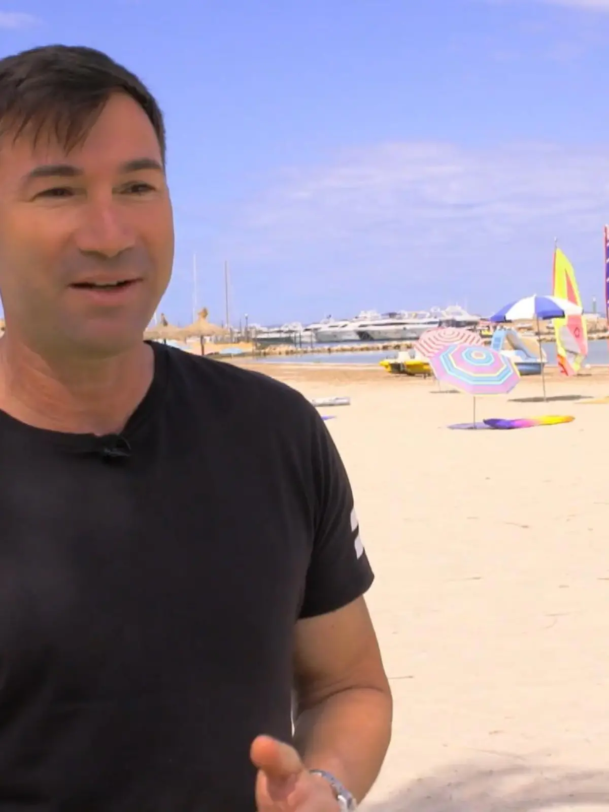 Lucas Cordalis am Strand von Mallorca