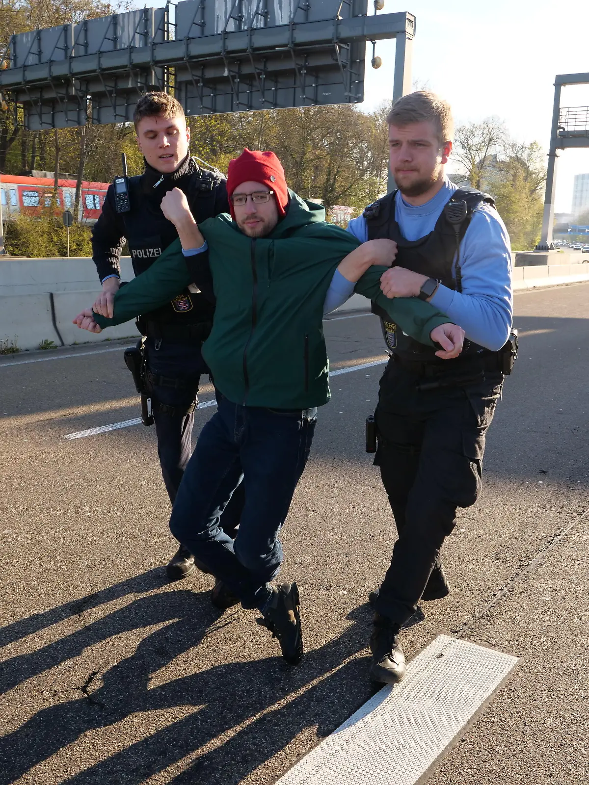 Aktivist der Letzten Generation auf der A648.
