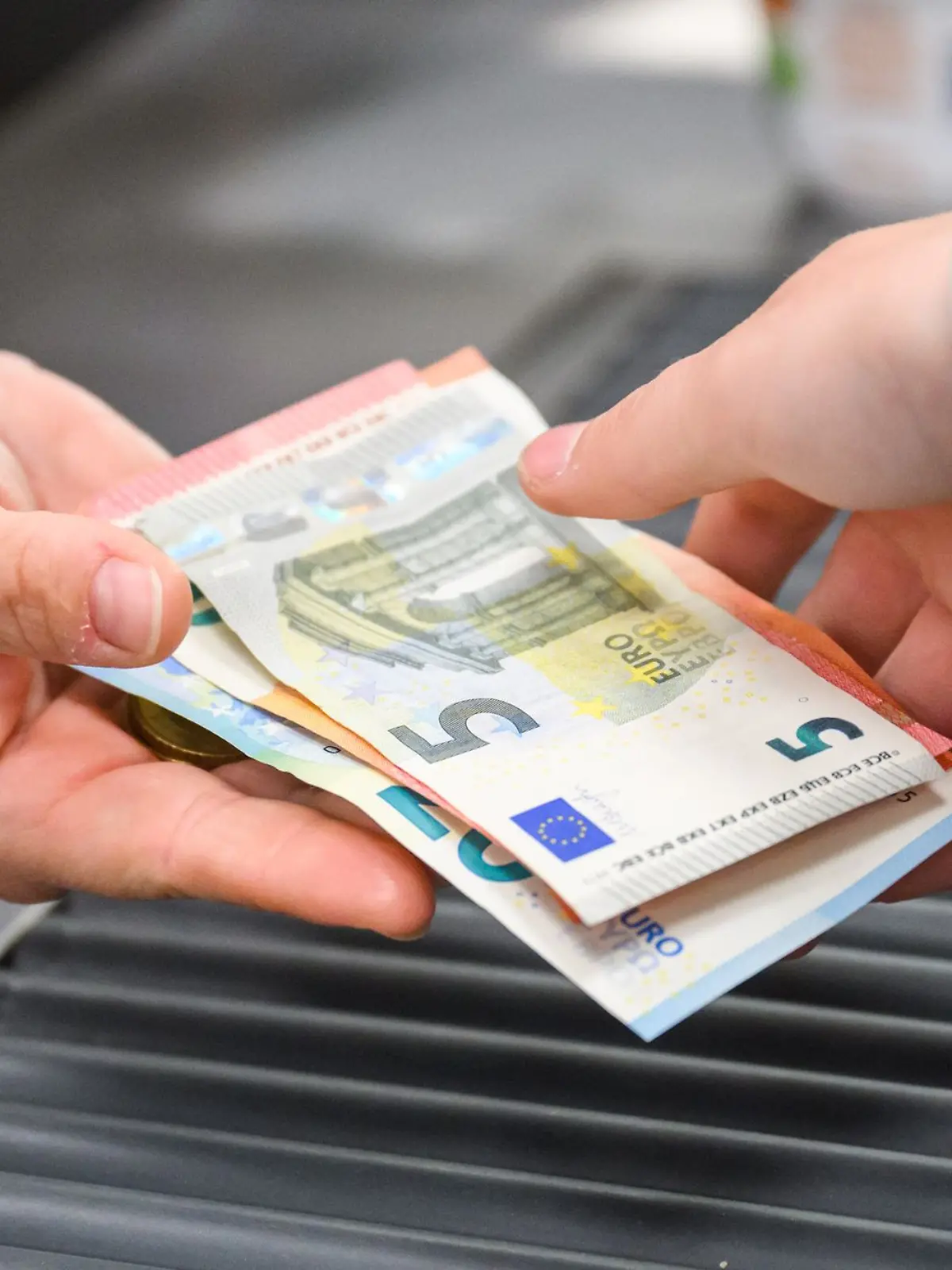 Bild zu: "Bis zu 150 Euro ohne Einkauf! EU plant einfacheres Geldabheben im Supermarkt"