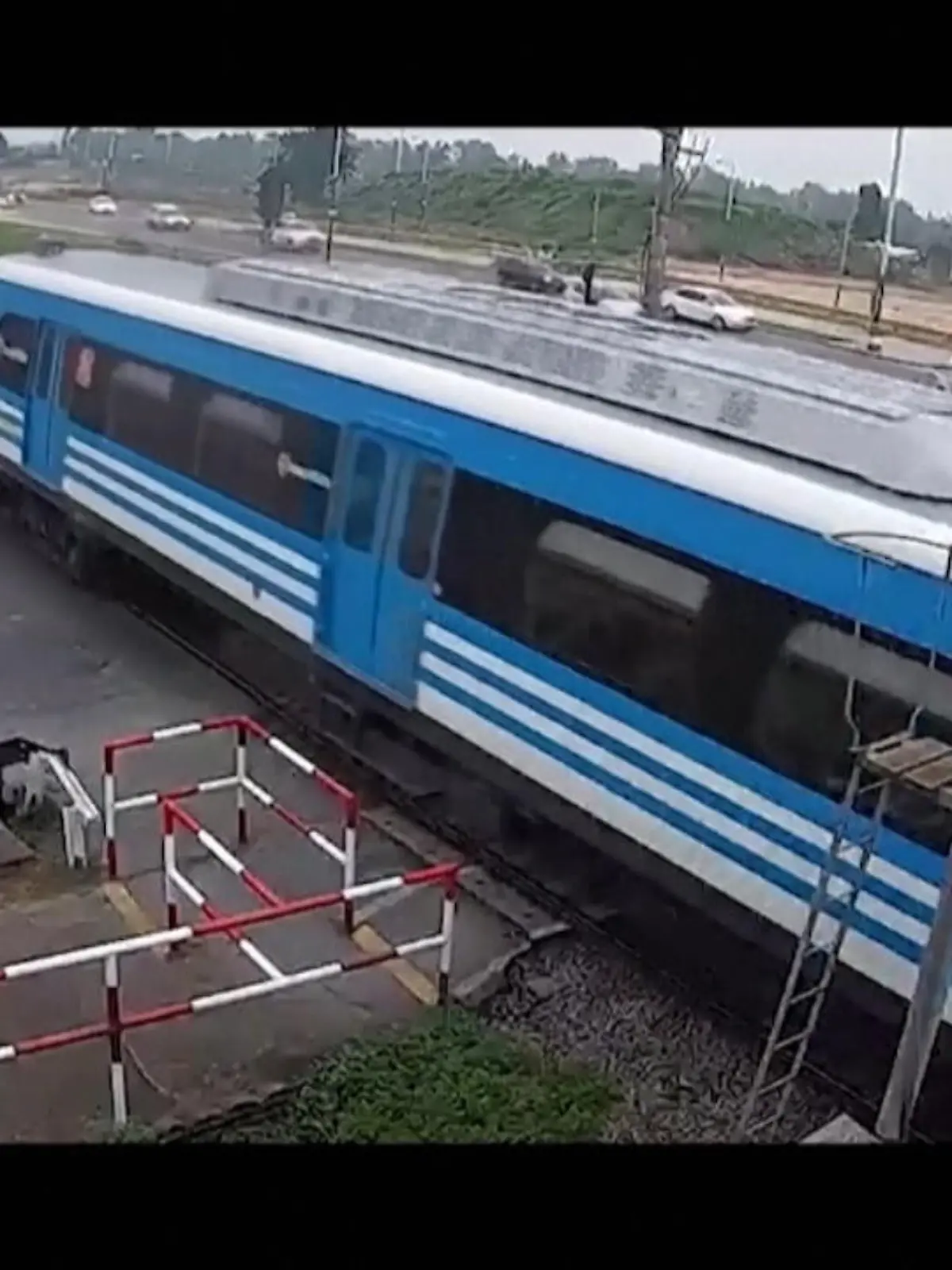 In der Provinz Buenos Aires (Argentinien) rammte ein Zug ein Auto auf einem Bahnübergang. Das Fahrzeug bleib wegen eines technischen Defekts stehen.