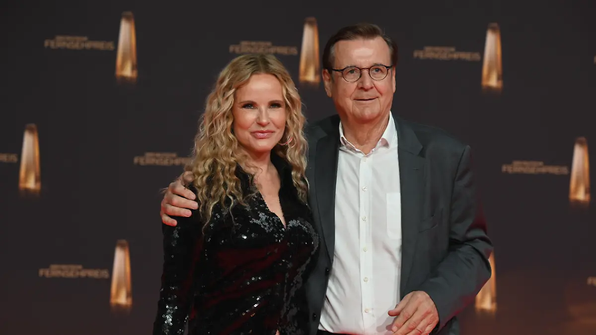 Moderatorin Katja Burkard und ihr Mann Hans Mahr kommen zur Gala und Verleihung des Deutschen Fernsehpreis in Köln.