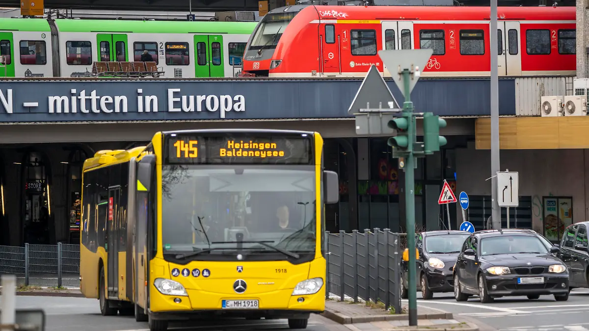 Nahverkehr, Knotenpunkt am Hauptbahnhof, Nahverkehrszüge, Stadtbus, in der Innenstadt von Essen, NRW, Deutschland,