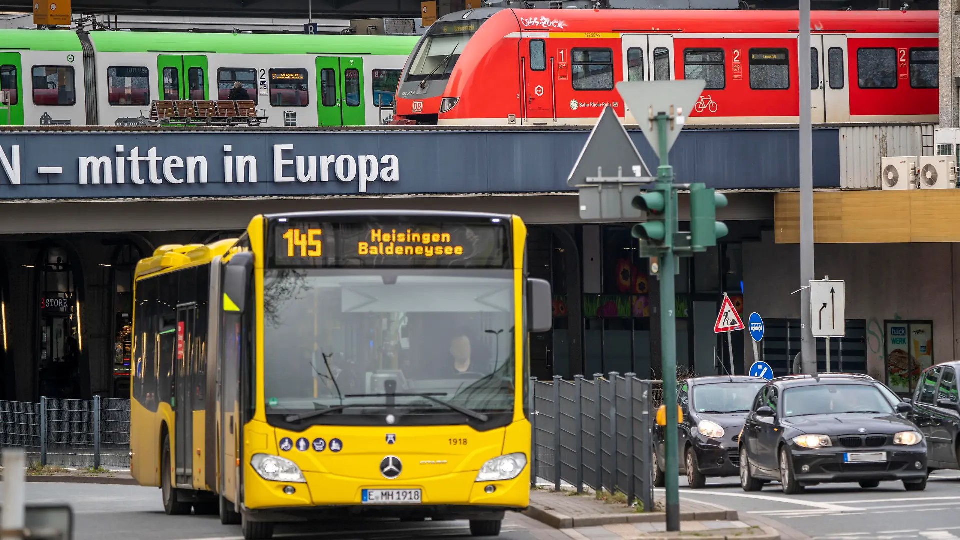 Nahverkehr, Knotenpunkt am Hauptbahnhof, Nahverkehrszüge, Stadtbus, in der Innenstadt von Essen, NRW, Deutschland,