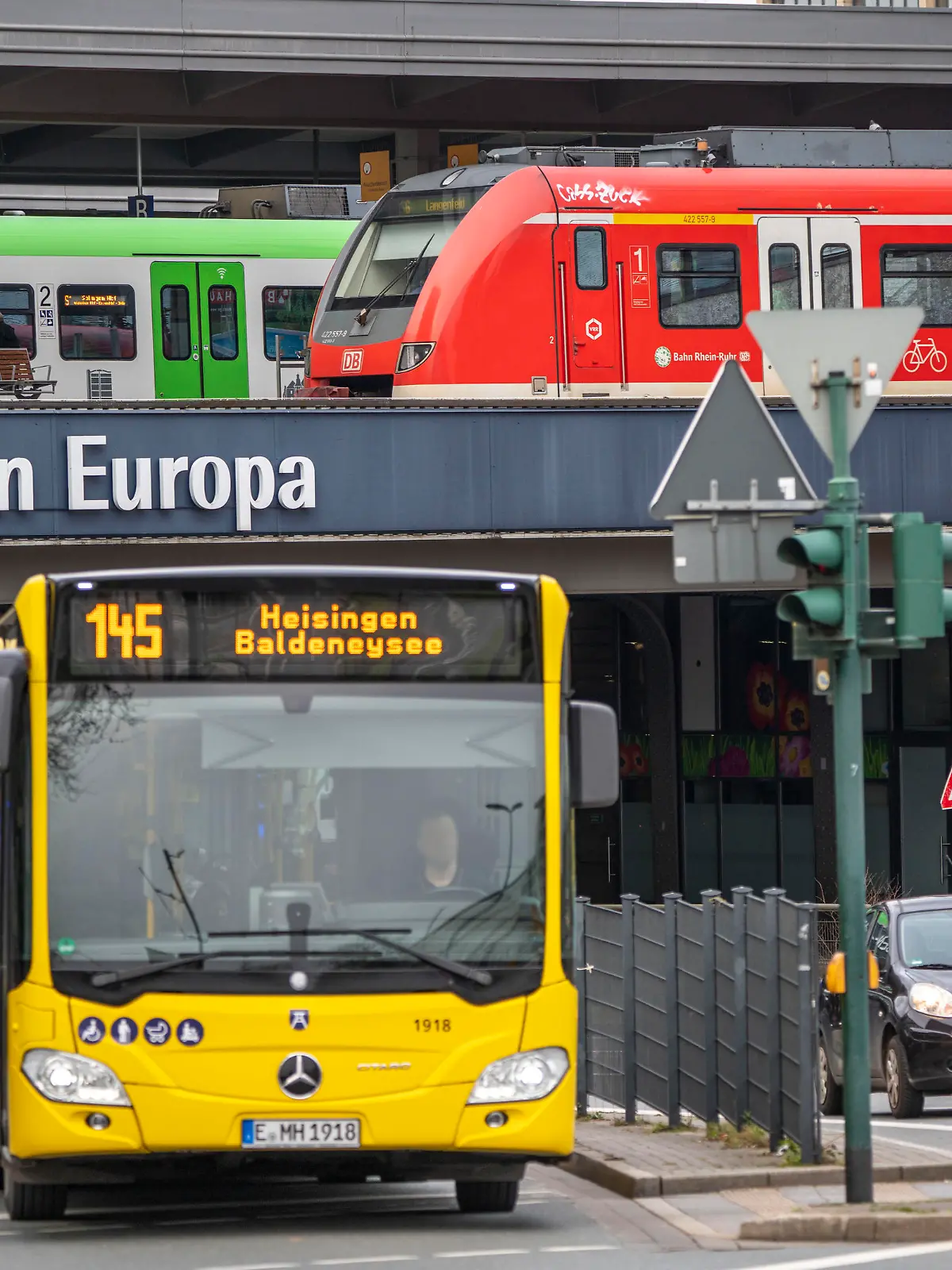 Nahverkehr, Knotenpunkt am Hauptbahnhof, Nahverkehrszüge, Stadtbus, in der Innenstadt von Essen, NRW, Deutschland,