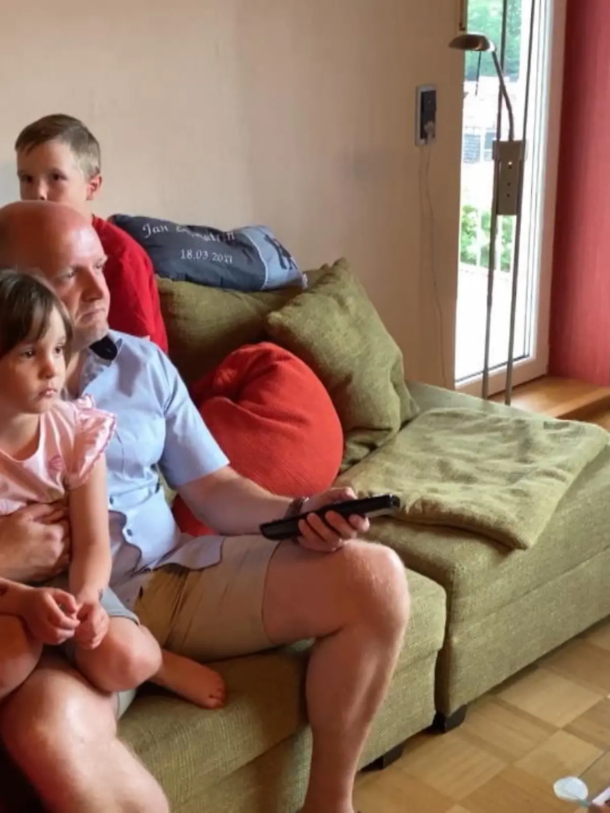 Wer im hessischen Günsterode einen Film streamen möchte, der braucht Geduld, denn hier wird das Internet noch über Kupferkabel in die Häuser geleitet. Immer wieder beschweren sich Anwohner über das langsame Internet, denn Homeoffice ist dementsprechend nur für die wenigsten möglich. Warum Günsterode bislang keinen Glasfaseranschluss bekommen hat, erfahrt ihr im Video!