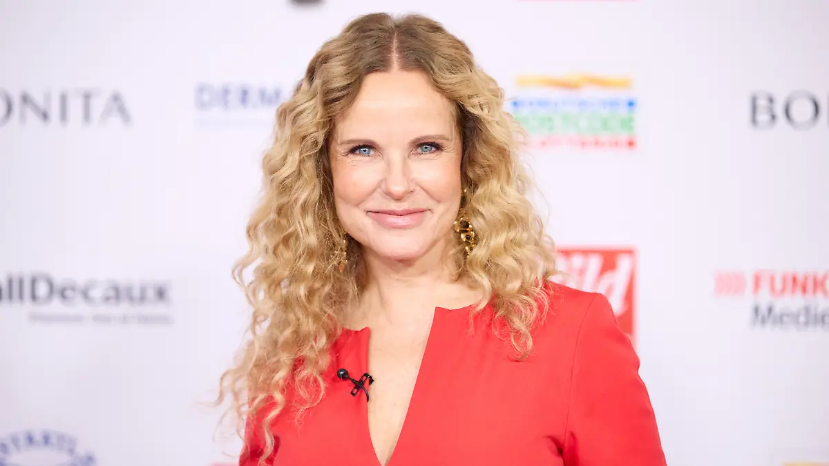 Katja Burkard kommt zur Verleihung „Goldene Bild der Frau”.