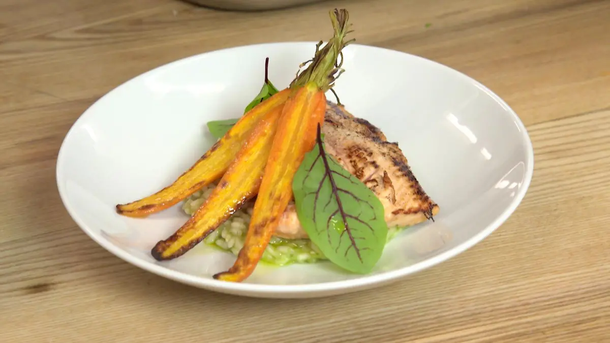 Kurz gebratenes Saiblingsfilet, karamellisierte Möhrchen und Bärlauchrisotto