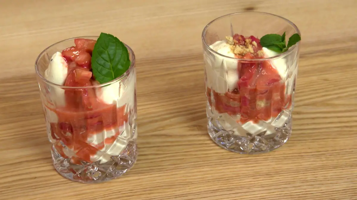 Tonkabohnencreme mit Rhabarber und Erdbeeren, dazu Mandelcantuccini