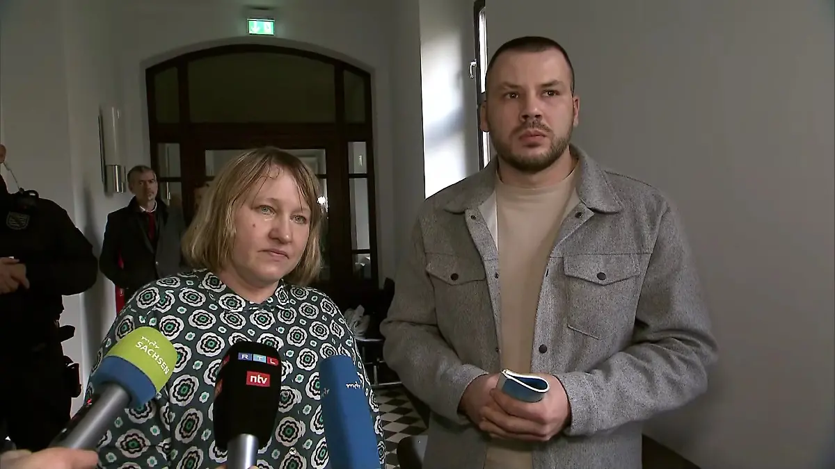 Valeriias Vater Roman Hudzenko und seine Übersetzerin