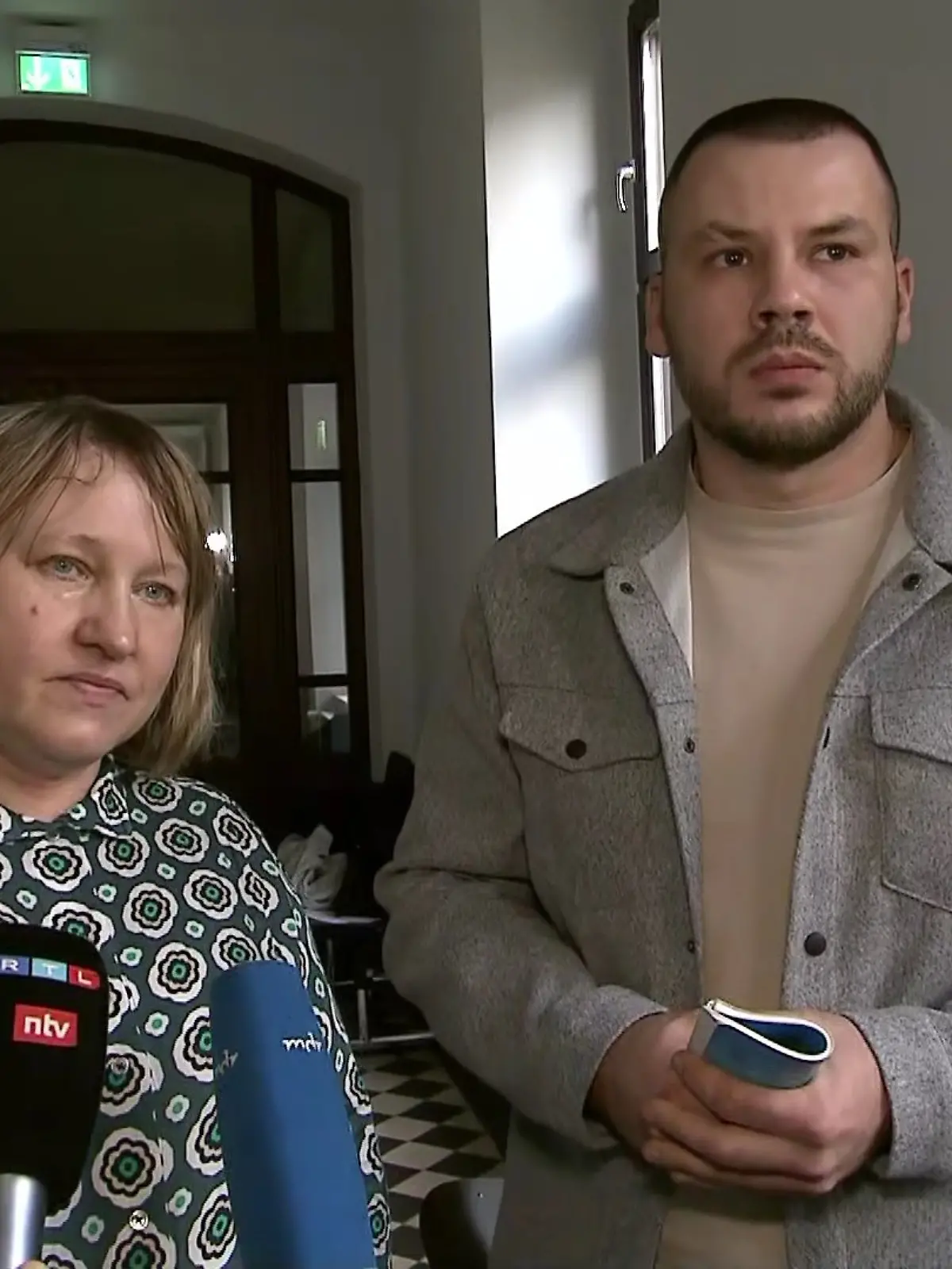 Valeriias Vater Roman Hudzenko und seine Übersetzerin 