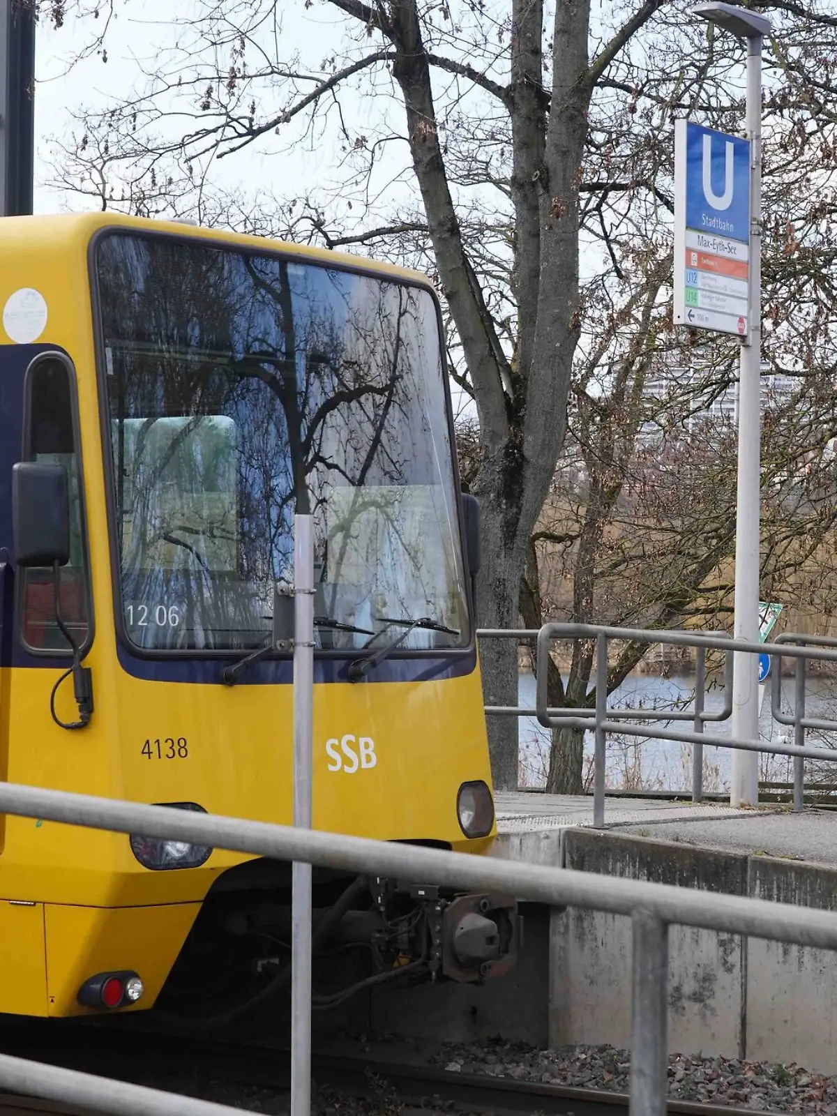 Bild zu: "Kind (13) stößt Jungen vor Stadtbahn – Zwölfjähriger tot"