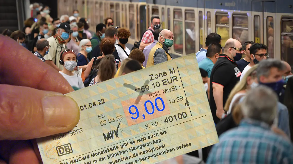 FOTOMONTAGE: Themenbild 9-Euro-Ticket fuer Bus und Bahn: Ab wann kommt und wie funktiioniert es? Maskenpflicht im oeffentlichen Personennahverkehr. U-Bahn Muenchen am 29.07.2020. Auf dem Bahnsteig warten Fahrgaeste vor dem einfahrenden Zug -alle tragen Masken. Mund-Nasen-Schutz.Munschutz,Maske, OEPNV,oeffentlicher Personennahverkehr, Nahverkehr,MVG,U-Bahn,Metro. Â