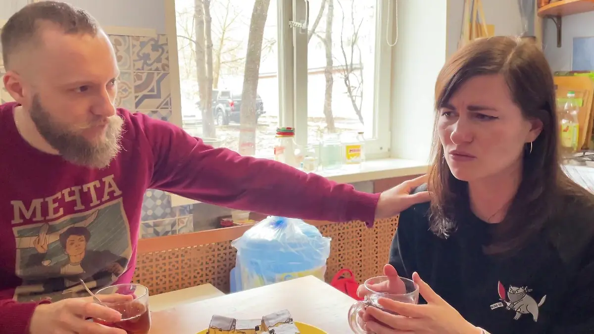 Alexandra und Fjodor sitzen an einem Küchentisch.