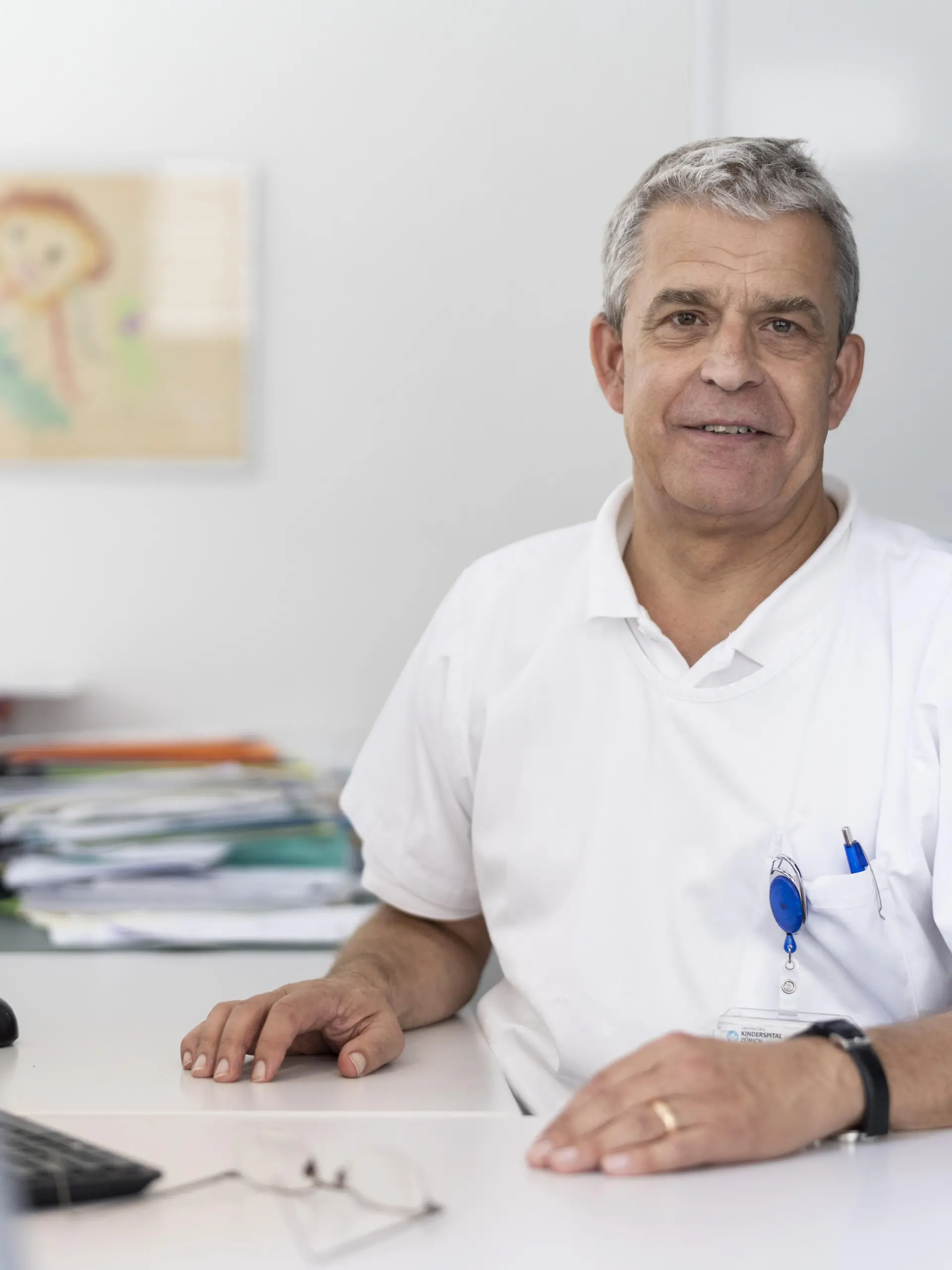 ARCHIVBILD ZUR MELDUNG, DASS CHRISTOPH BERGER SICH ALS OPFER EINES ENTFUEHRUNGSFALLS ZU ERKENNEN GEBEN HAT, AM SONNTAG, 10. APRIL 2022 - Christoph Berger, Praesident Impfkommission und Arzt im Kinderspital fuer experimentelle Infektiologie und Krebsforschung, portraitiert am 22. Juli 2021 in Zuerich. (KEYSTONE/Gaetan Bally)