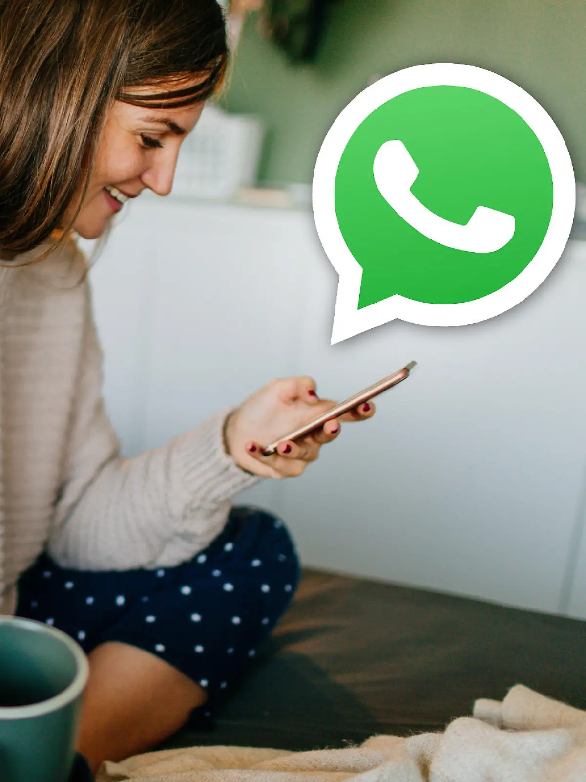 Frau mit Smartphone und Whatsapp-Symbol
