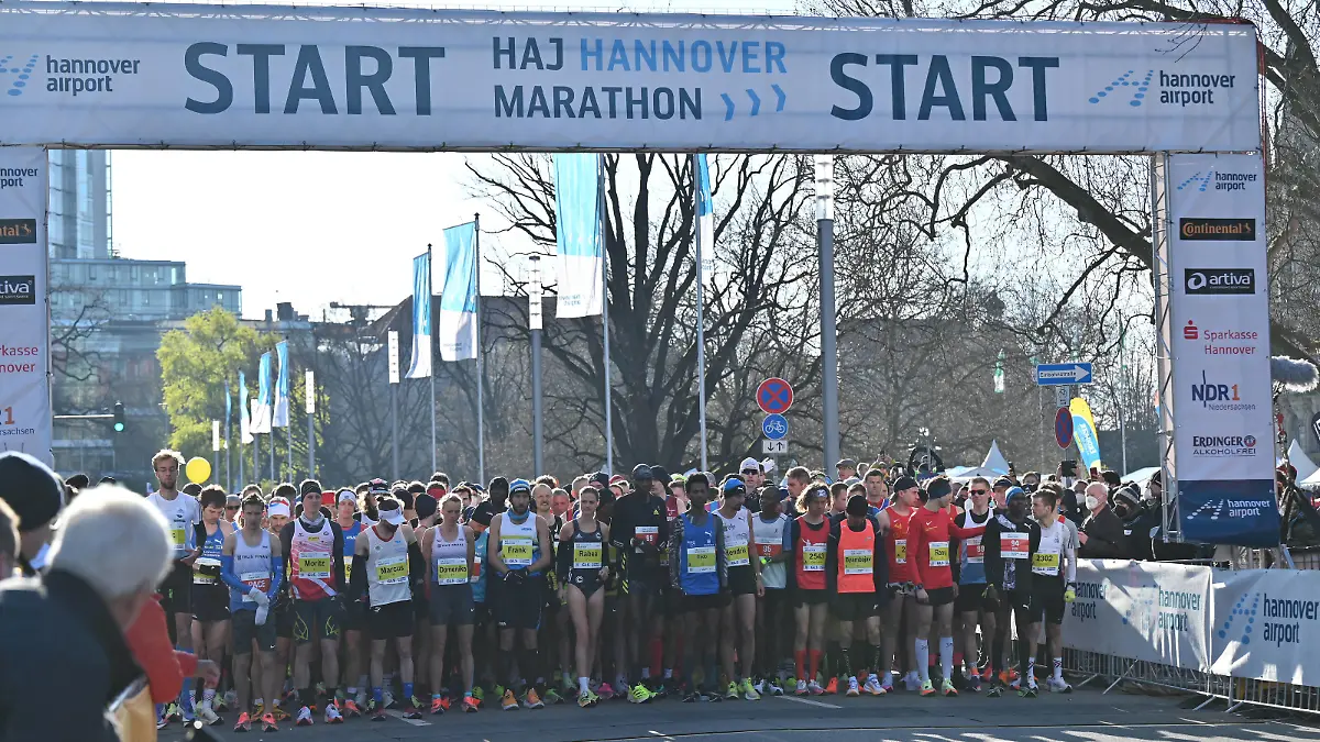  HAJ Hannover Marathon Hannover, 03.04.2022 Start beim HAJ Hannover Marathon in Hannover am 03.04.2022 *** HAJ Hannover Marathon Hannover, 03 04 2022 Start at the HAJ Hannover Marathon in Hannover on 03 04 2022 Copyright: xBEAUTIFULxSPORTS/J.xGrontzkix