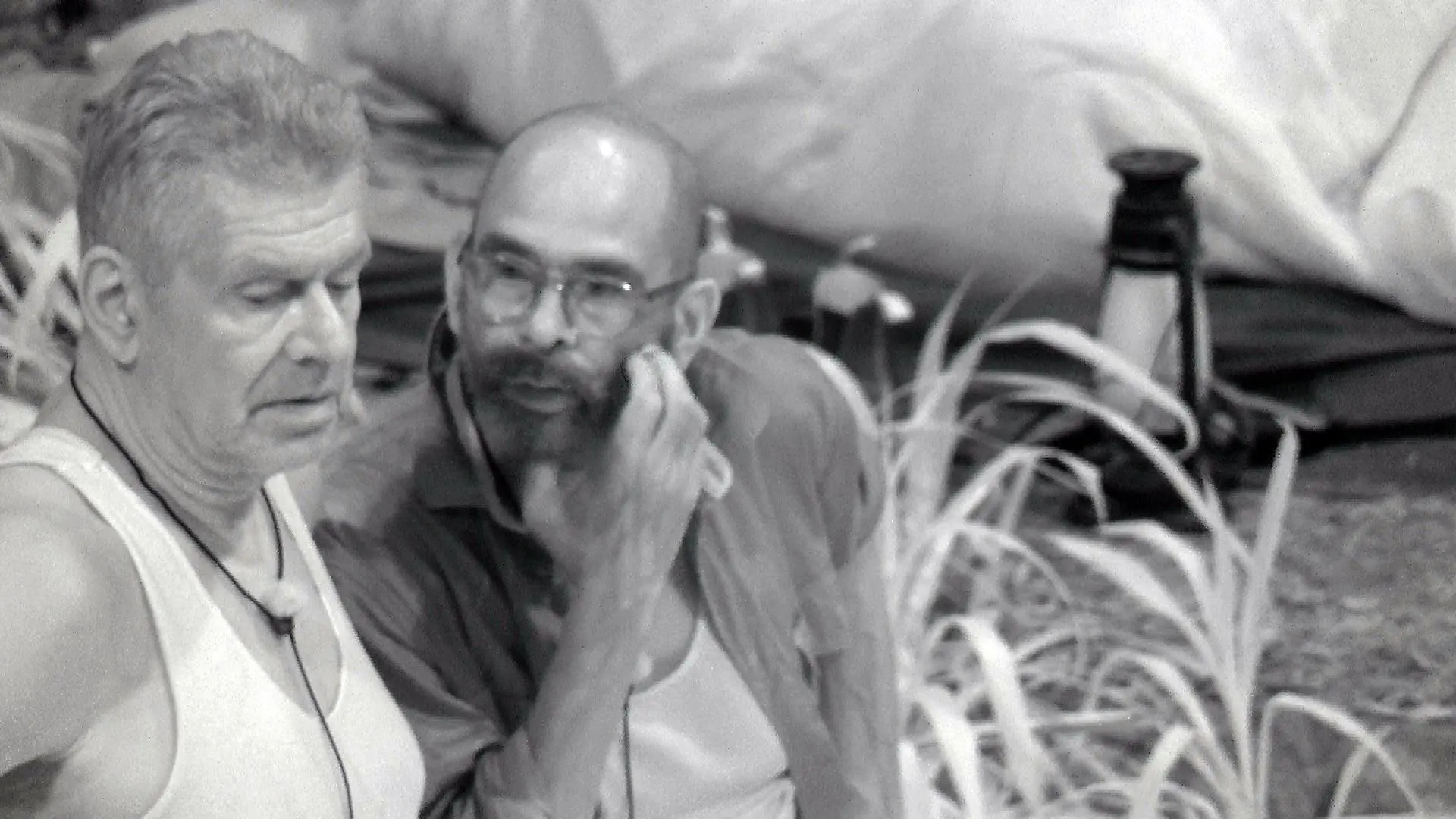 Jürgen Hingsen (l.) hat während der gemeinsamen Nachtwache mit Pierre Sanoussi-Bliss Lust, über die anderen Camper zu sprechen.