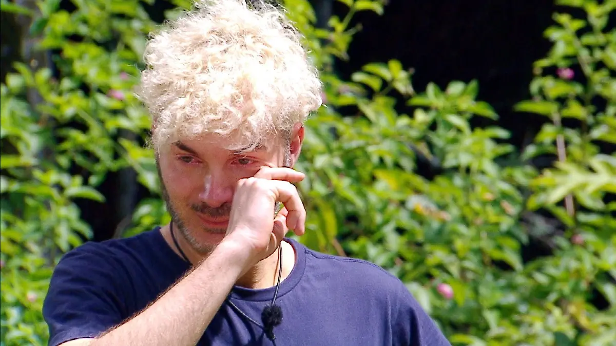 Sam Dylan muss zur Dschungelprüfung Karriere-Leider zum Mount IBES. Schon weinend kommt Sam bei Sonja und Jan an. „Ich trete trotzdem zu dieser Prüfung an”, so Sam mit zittriger Stimme bei seiner insgesamt achten Dschungelprüfung.