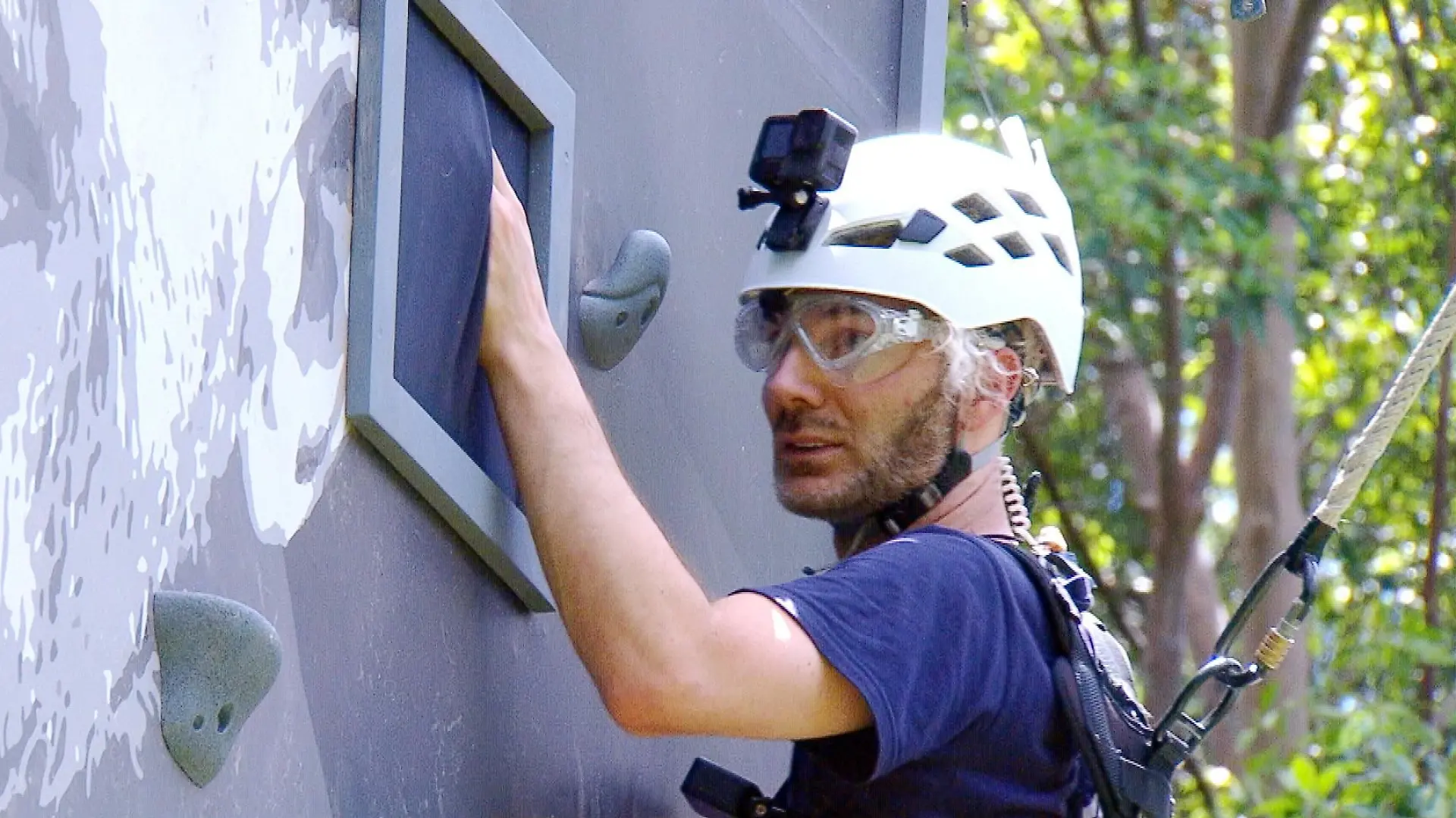 Sam Dylan tritt zur Dschungelprüfung Karriere-Leider zum Mount IBES an. Sam muss erst über eine 15 Meter lange Leiter eine Plattform erreichen. Von der aus gelangt er über eine Kletterwand bis zum Gipfel des Mount IBES. Zwölf Sterne sind auf dem gesamten Weg nach oben in Höhlen voller tierischer Überraschungen versteckt. Fakt ist: Sam hat Höhenangst.