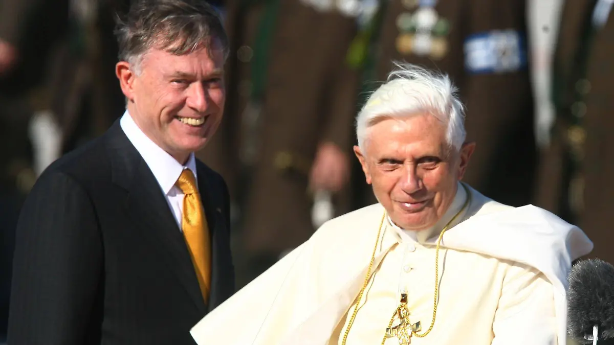 Bundespräsident Horst Köhler (GER/CDU) empfängt Papst Benedikt XVI. (GER) auf dem Franz-Josef Strauss-Flughafen in München