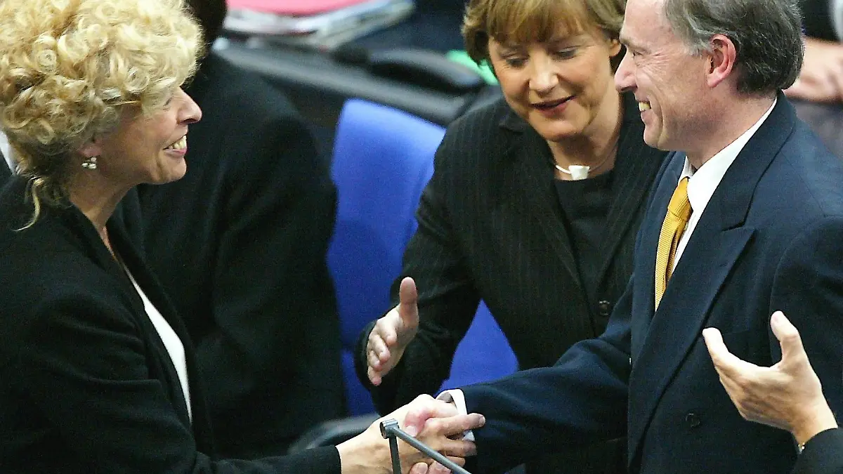 ARCHIV - 23.05.2004, Berlin: ARCHIV - Die Kandidatin von SPD und Grünen für das Amt des Bundespräsidenten, Gesine Schwan (l), gratuliert dem neuen Bundespräsidenten Horst Köhler (r) am 23.05.2004 im Reichstagsgebäude in Berlin zu seiner Wahl. In der Mitte steht die CDU-Vorsitzende Angela Merkel. Foto: Wolfgang Kumm/dpa +++ dpa-Bildfunk +++