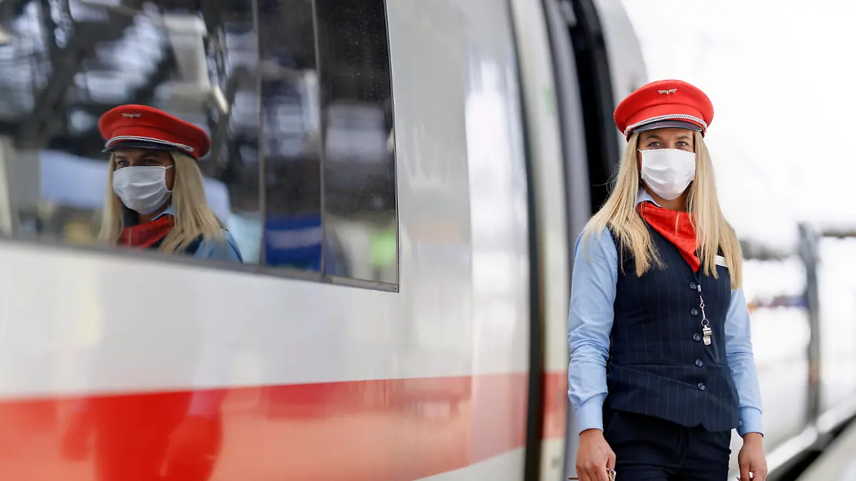 In Bussen, Bahnen und Zügen in NRW sowie auf Gleisen wie am Kölner Hauptbahnhof herrscht wegen der Coronakrise derzeit Maskenpflicht und Reisende erscheinen nur noch maskiert. Köln, 27.04.2020 *** Due to the corona crisis, masks are currently mandatory in buses, trams and trains in NRW as well as on tracks such as Cologne Central Station, and passengers only appear masked Cologne, 27 04 2020 Foto:xC.xHardtx/xFuturexImage