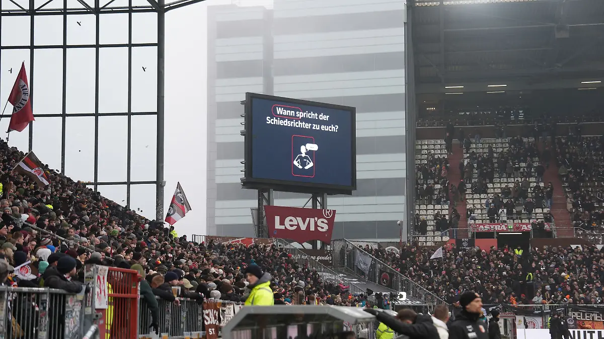 Bei der Bundesliga-Partie zwischen dem FC St. Pauli und dem FC Augsburg hat es nach dem Spiel auf der Haupttribüne noch einen Notarzteinsatz gegeben.