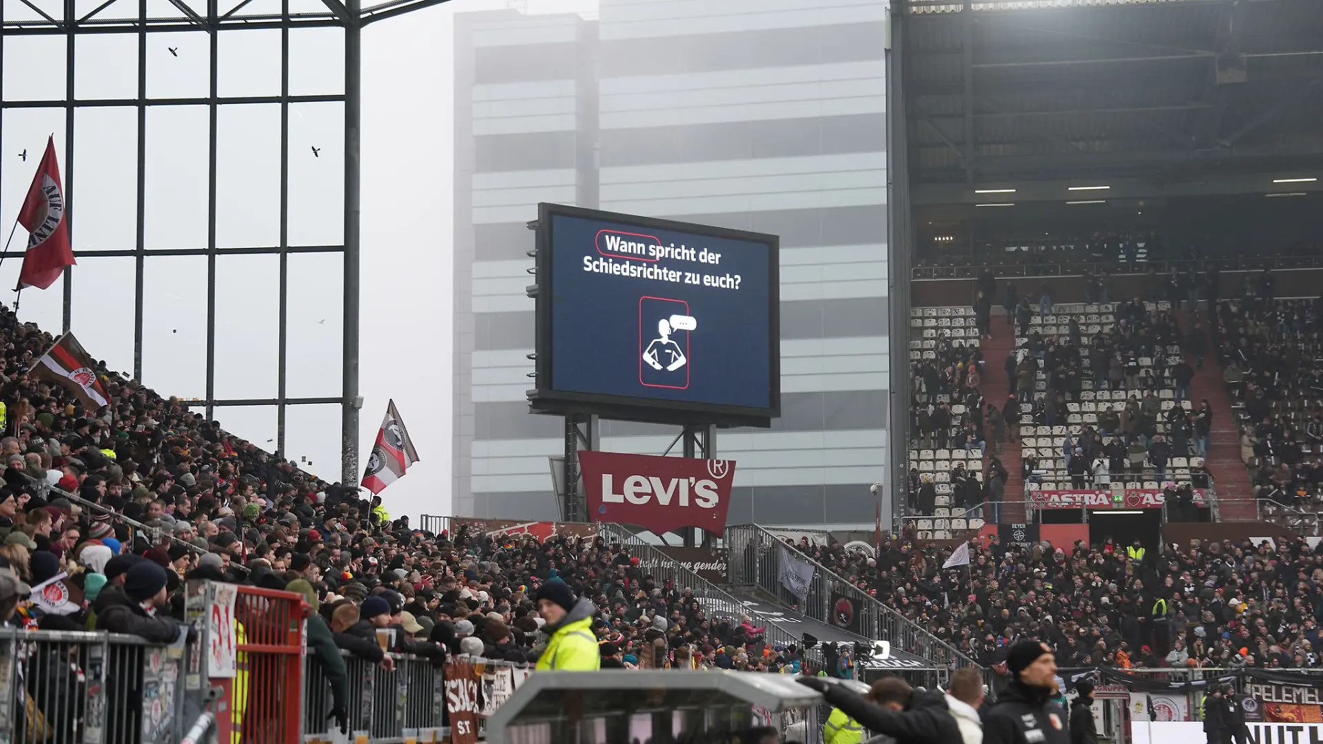Bei der Bundesliga-Partie zwischen dem FC St. Pauli und dem FC Augsburg hat es nach dem Spiel auf der Haupttribüne noch einen Notarzteinsatz gegeben.