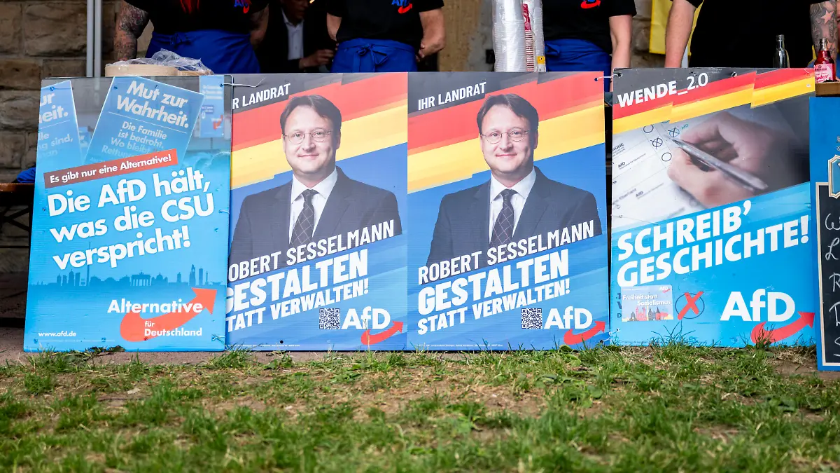 STICHWAHL ZUM LANDRAT IN SONNEBERG 25/06/2023 - Sonneberg: Die Stichwahl zum neuen Landrat des Landkreises Sonneberg am 25. Juni 2023 in Sonneberg Thüringen. Wahlplakate von AfD-Landratskandidat, Robert Sesselmann, auf der AfD-Wahlparty in der Frankenbaude. / _________________ *** STICHWAHL ZUM LANDRAT IN SONNEBERG 25 06 2023 Sonneberg The runoff election for the new district administrator of the Sonneberg district on 25 June 2023 in Sonneberg Thuringia election posters of AfD district administrator candidate, Robert Sesselmann, at the AfD election party in the Frankenbaude
