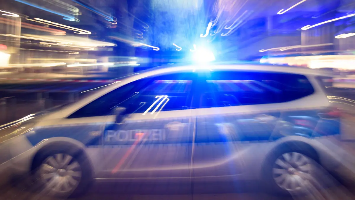  Berlin, Sperrung am Fernsehturm wegen Eisabfall Deutschland, Berlin - 26.01.2020: Im Bild ist ein Polizeiauto mit Blaulicht zu sehen. Berlin Alexanderplatz Berlin Deutschland *** Berlin, Closure at the TV tower due to ice fall Germany, Berlin 26 01 2020 The picture shows a police car with blue light Berlin Alexanderplatz Berlin Germany