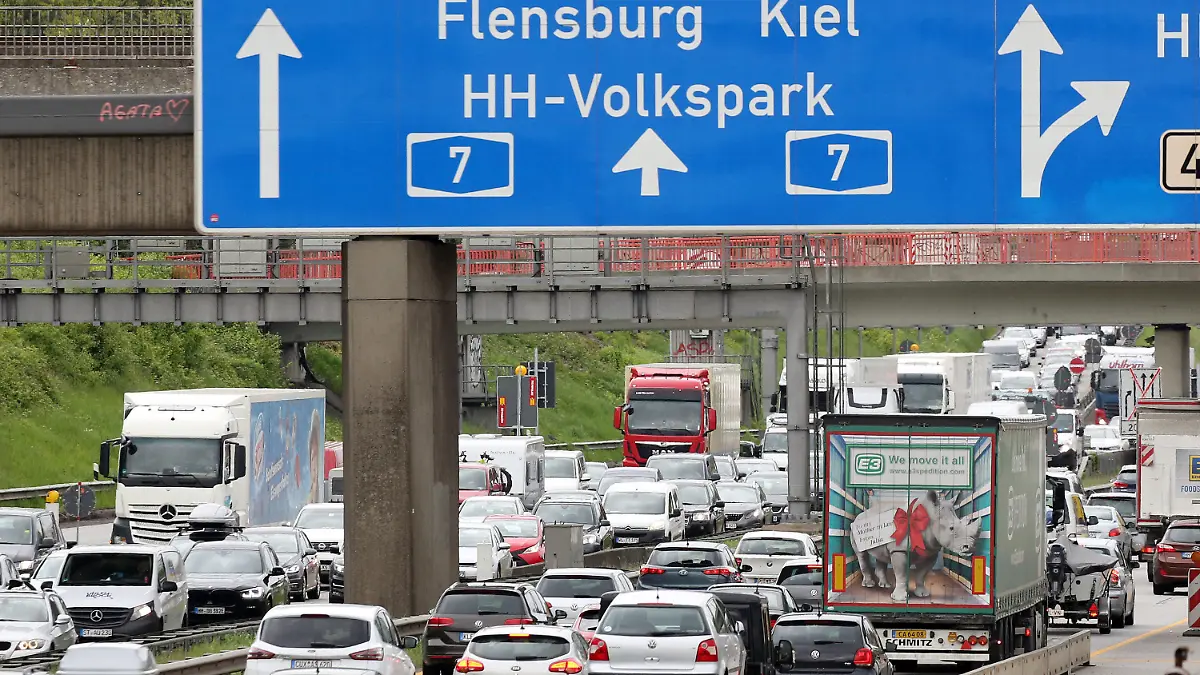 ARCHIV - 21.05.2021, Hamburg: Nur langsam kommen die Fahrzeuge auf der Autobahn A7 vor dem Elbtunnel voran. Nach Angaben des ADAC besteht zu Ostern Staugefahr um Hamburg. (zu dpa «ADAC zum Osterreiseverkehr: Staus, aber kein Chaos im Raum Hamburg») Foto: Bodo Marks/dpa +++ dpa-Bildfunk +++