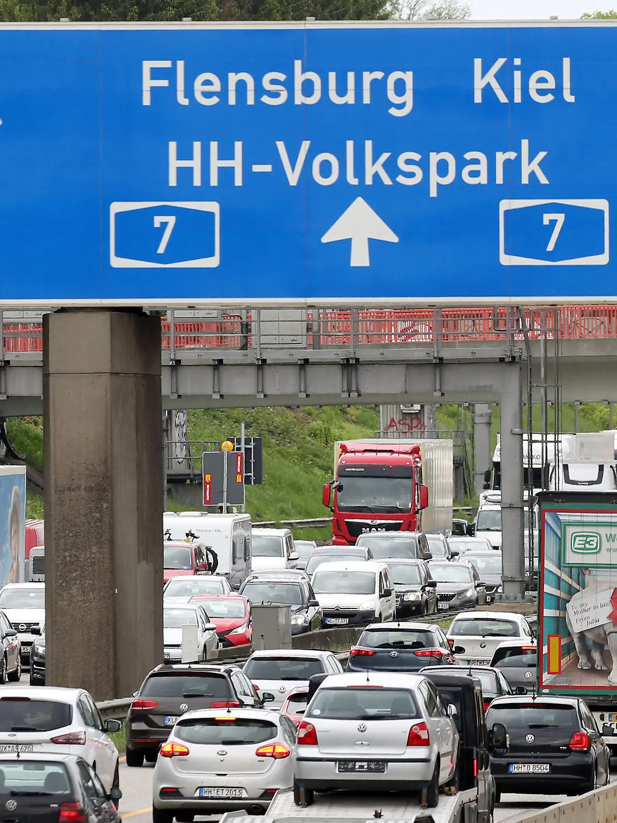 ARCHIV - 21.05.2021, Hamburg: Nur langsam kommen die Fahrzeuge auf der Autobahn A7 vor dem Elbtunnel voran. Nach Angaben des ADAC besteht zu Ostern Staugefahr um Hamburg. (zu dpa «ADAC zum Osterreiseverkehr: Staus, aber kein Chaos im Raum Hamburg») Foto: Bodo Marks/dpa +++ dpa-Bildfunk +++