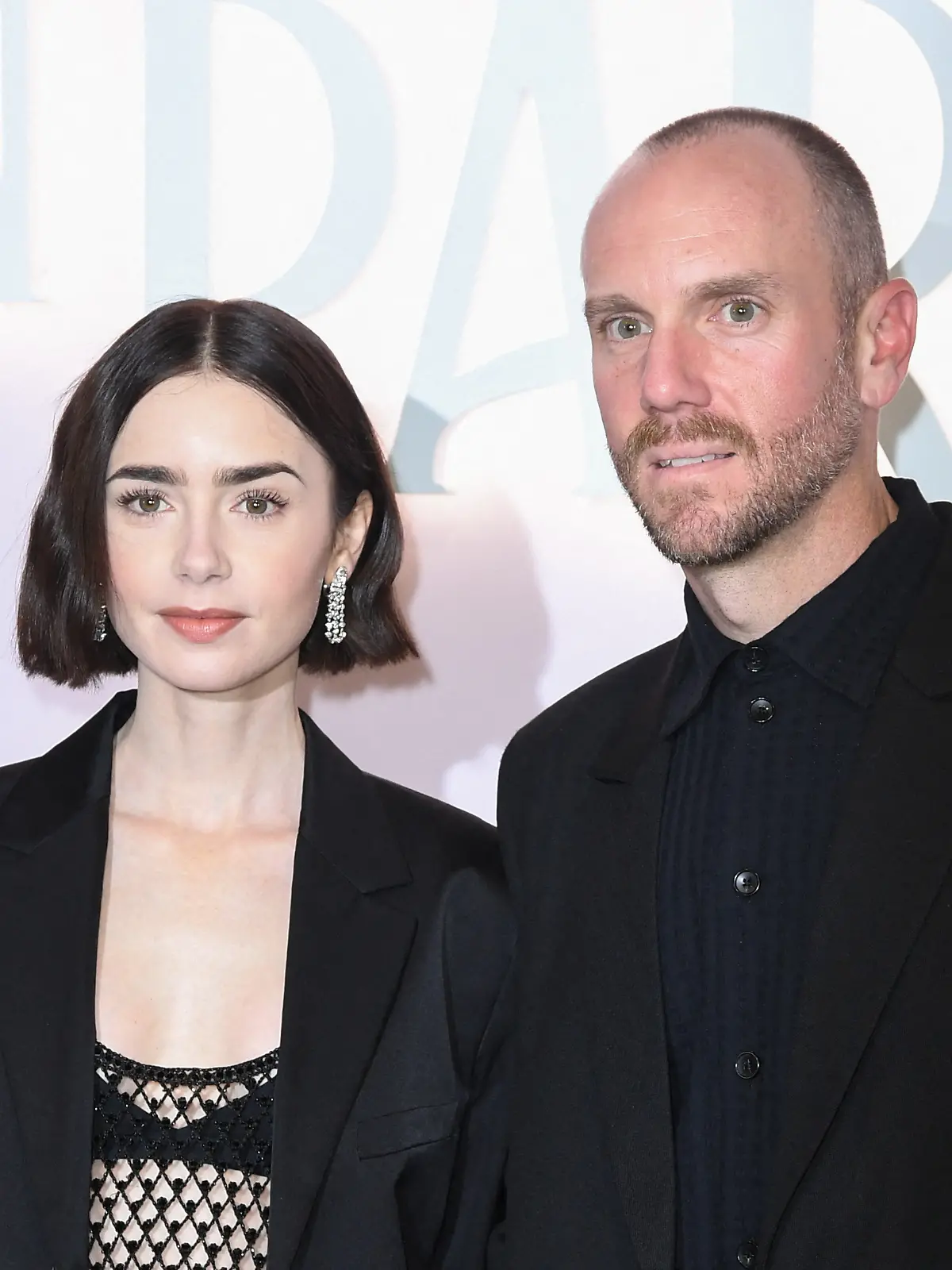 „Emily in Paris”-Schauspielerin Lily Collins und Ehemann Charlie McDowell sind dank einer Leihmutter Eltern geworden.