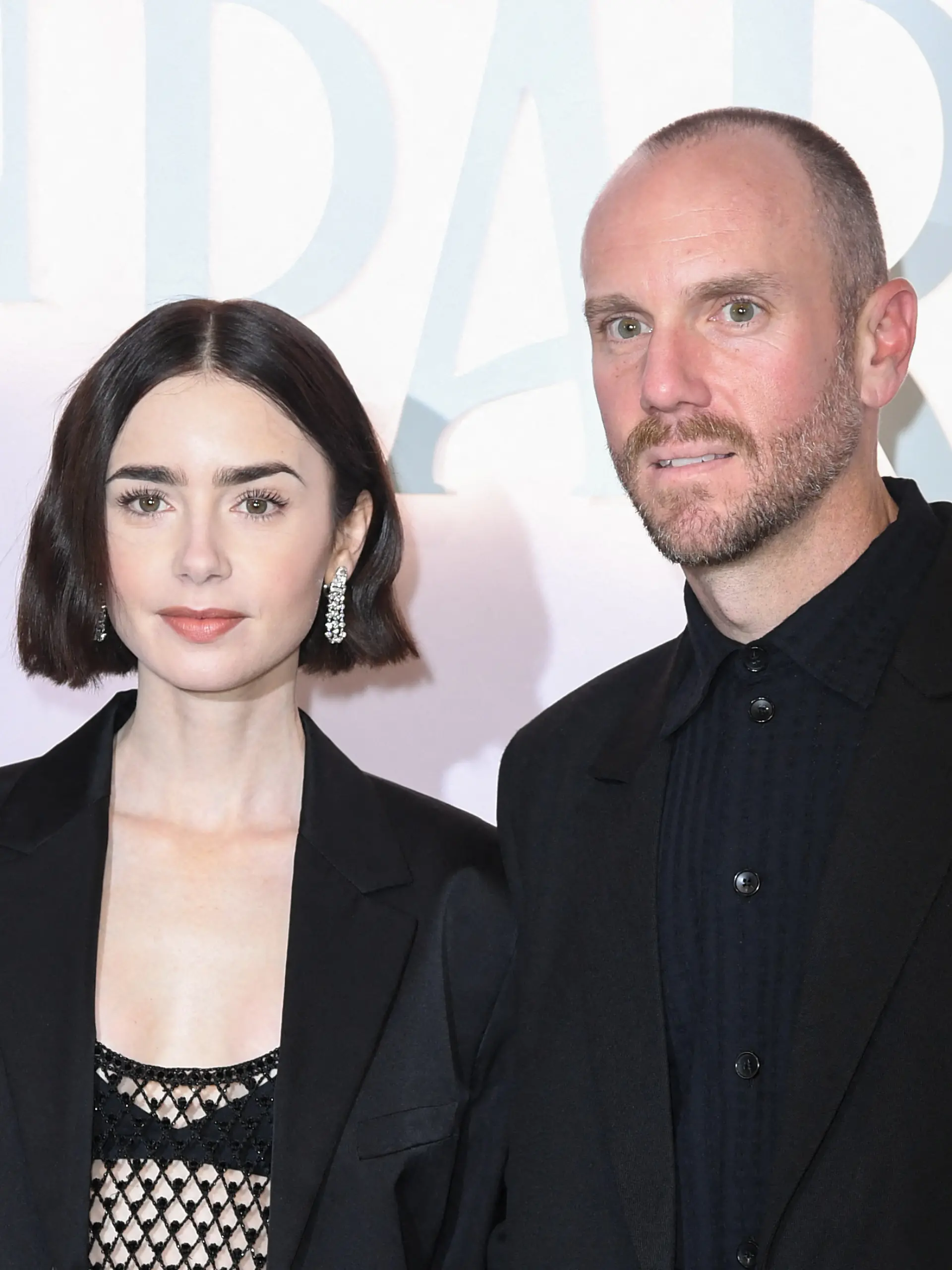 „Emily in Paris”-Schauspielerin Lily Collins und Ehemann Charlie McDowell sind dank einer Leihmutter Eltern geworden.