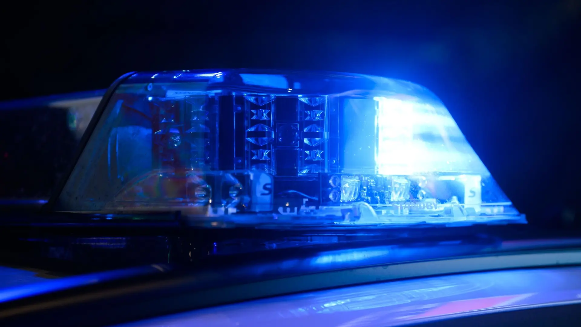 Ein 21-Jähriger fährt zu schnell und verliert die Kontrolle über sein Auto. Fünf Menschen werden verletzt. Es besteht der Anfangsverdacht auf ein illegales Autorennen. (Symbolbild)