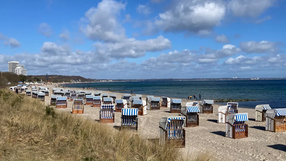 10.04.2022, Schleswig-Holstein, Timmendorfer Strand: Strandkörbe stehen am Ostseestrand. Die Strandkorbvermieter an der Lübecker Bucht haben sie in Erwartung der Ostergäste bereits aufgestellt. Foto: Thomas Müller/dpa +++ dpa-Bildfunk +++