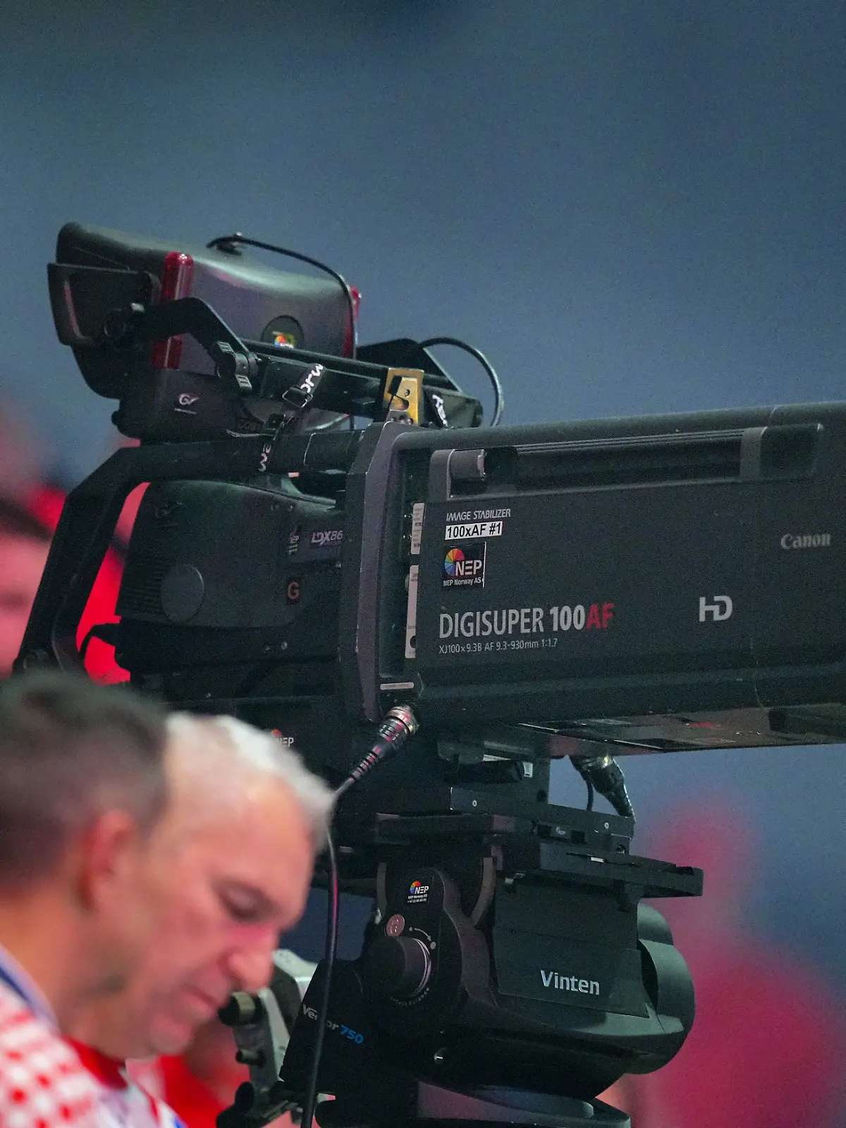 Ein Kameramann sorgt bei der Handball-WM für einen Schreckmoment.