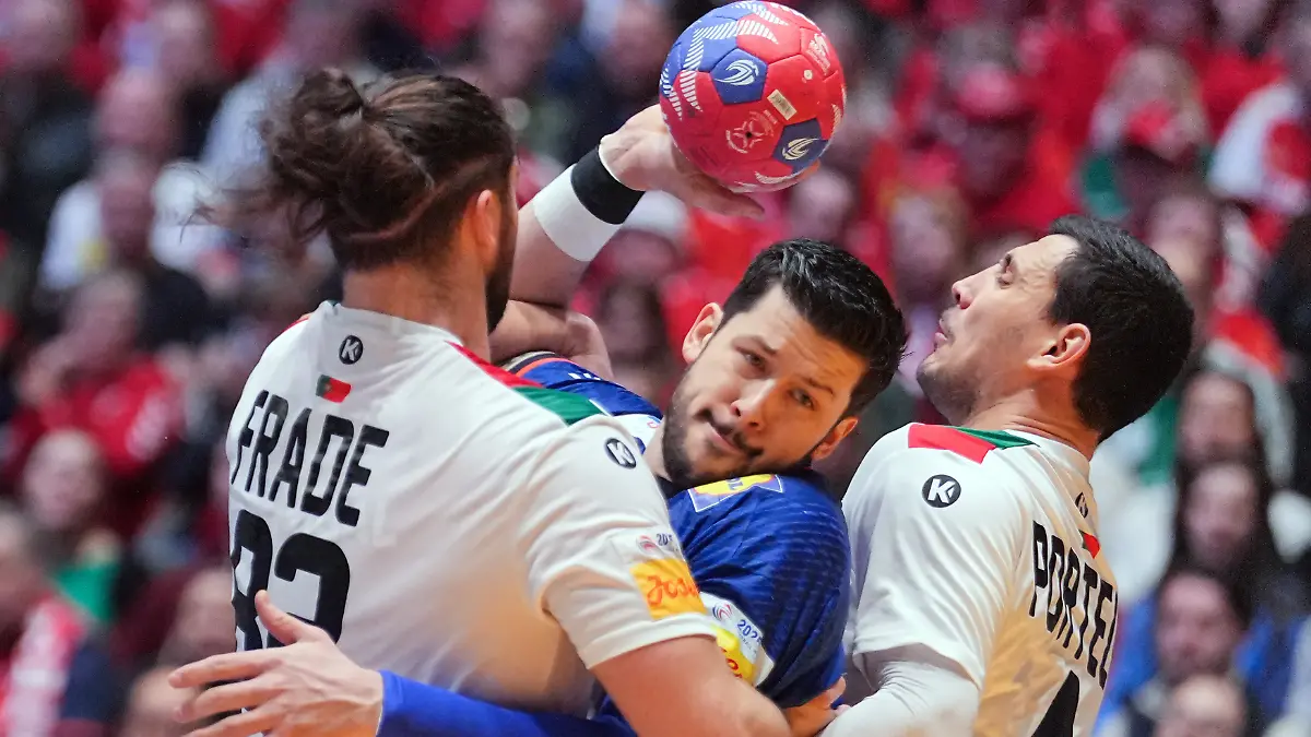 Ein Kameramann sorgt beim Handball-Krimi zwischen Frankreich und Portugal für einen Schreckmoment.
