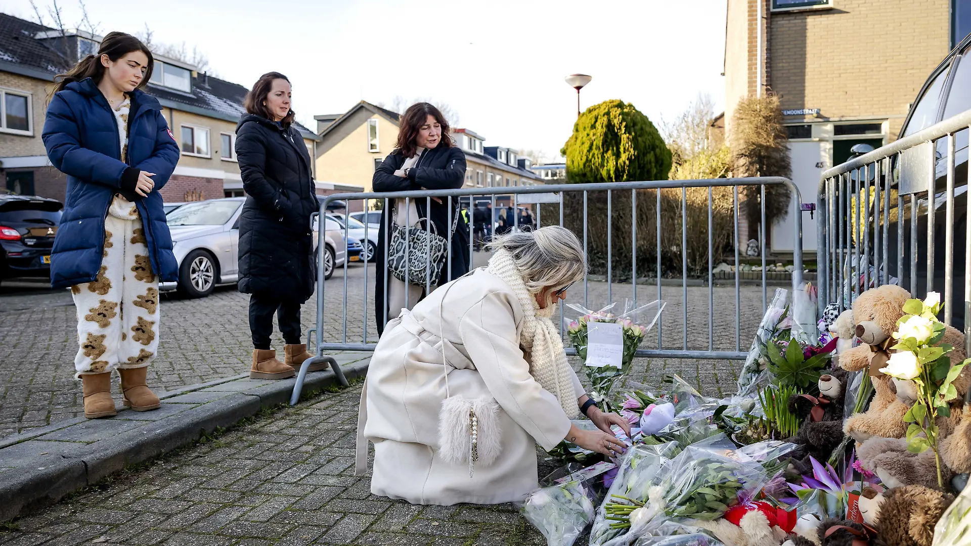 Blumen, Kuscheltiere und Karten liegen an der Stelle, an der das elfjährige Mädchen erstochen wurde.