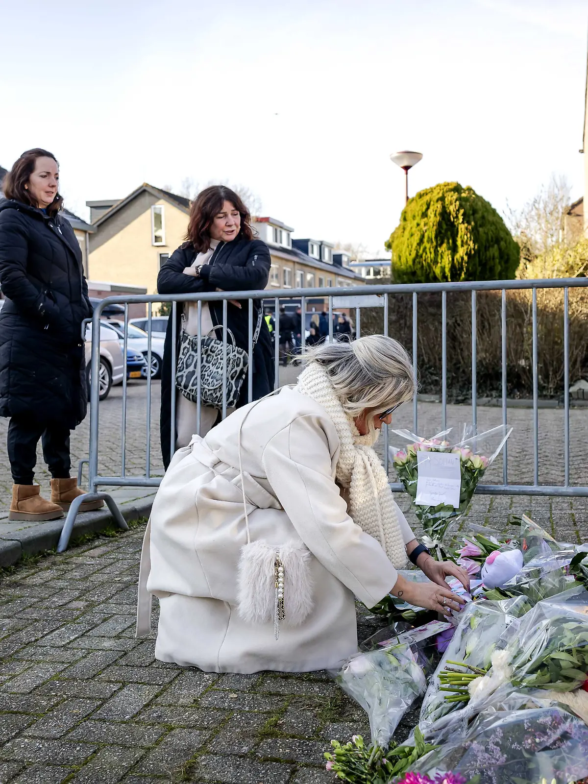 Blumen, Kuscheltiere und Karten liegen an der Stelle, an der das elfjährige Mädchen erstochen wurde. 