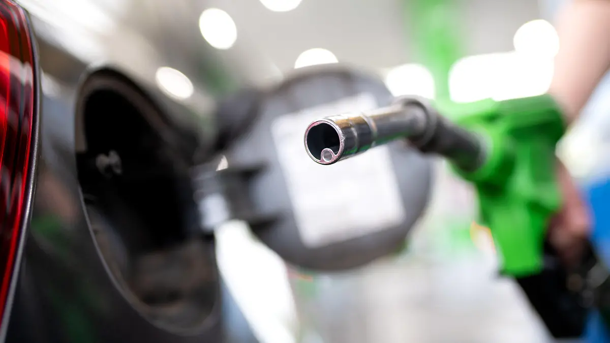 ARCHIV - 06.09.2020, Bayern, München: Eine Frau hält an einer Tankstelle an einer Zapfsäule eine Zapfpistole in der Hand und betankt ein Auto. (zu dpa: «Wenig Öl aus Russland in Bayern - IHK warnt vor Folgen eines Embargos») Foto: Sven Hoppe/dpa +++ dpa-Bildfunk +++