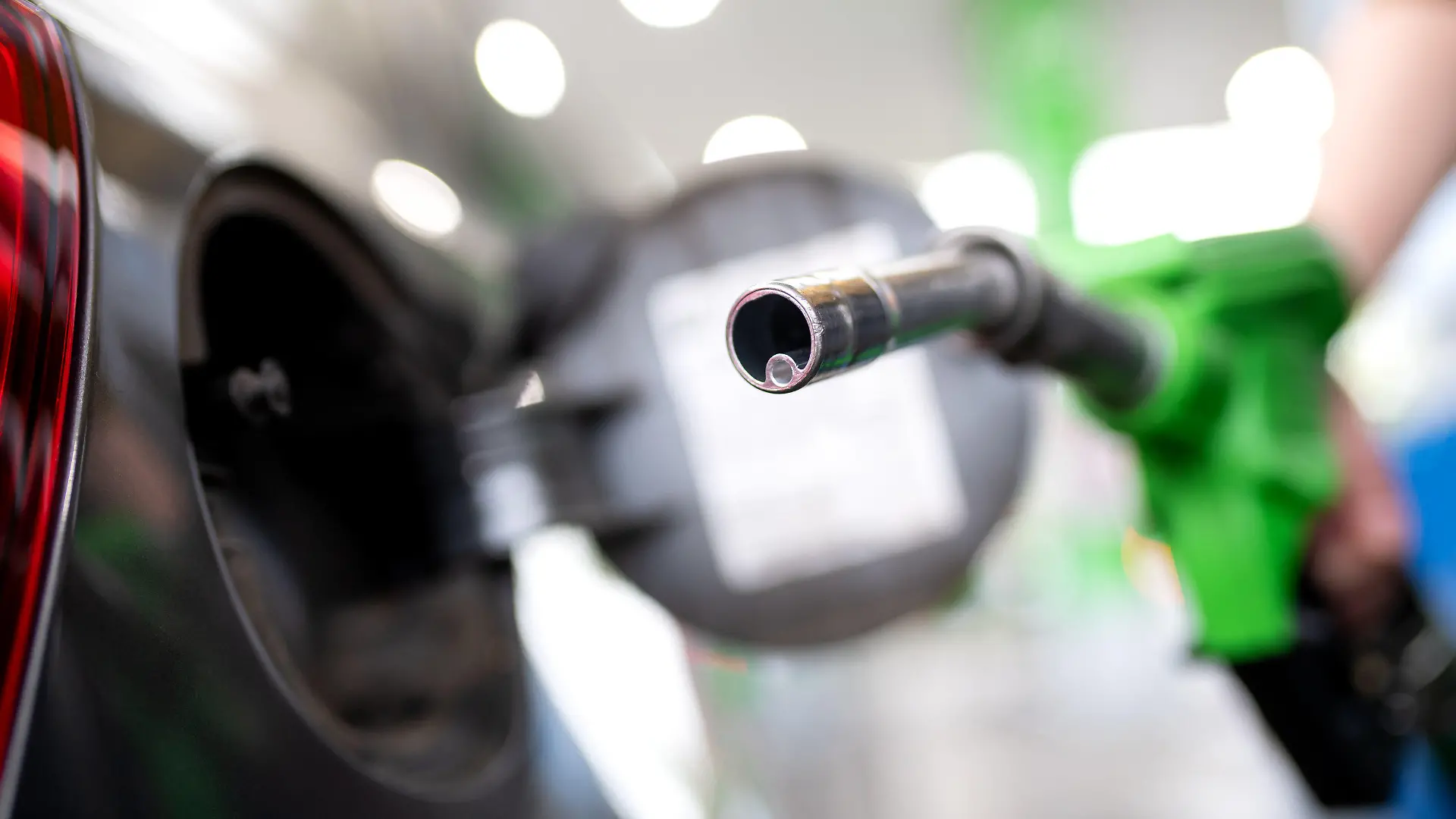 ARCHIV - 06.09.2020, Bayern, München: Eine Frau hält an einer Tankstelle an einer Zapfsäule eine Zapfpistole in der Hand und betankt ein Auto. (zu dpa: «Wenig Öl aus Russland in Bayern - IHK warnt vor Folgen eines Embargos») Foto: Sven Hoppe/dpa +++ dpa-Bildfunk +++
