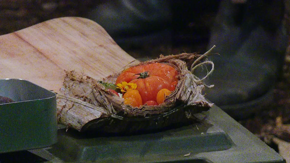 Kaum ist das Essen im Camp, geht der Streit los – der Hauptdarsteller heute: Tomaten!