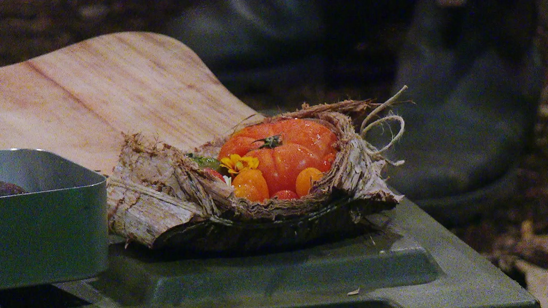 Kaum ist das Essen im Camp, geht der Streit los – der Hauptdarsteller heute: Tomaten!