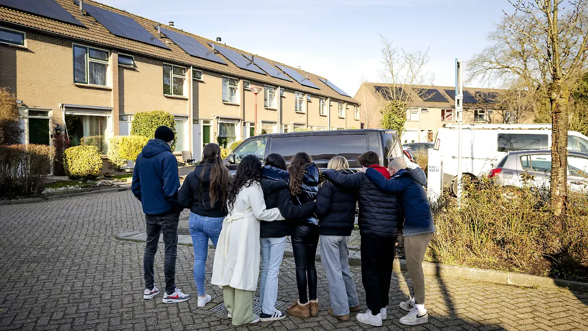 Jugendliche suchen Trost an der Stelle, an der ein 11-jähriges Mädchen erstochen wurde.