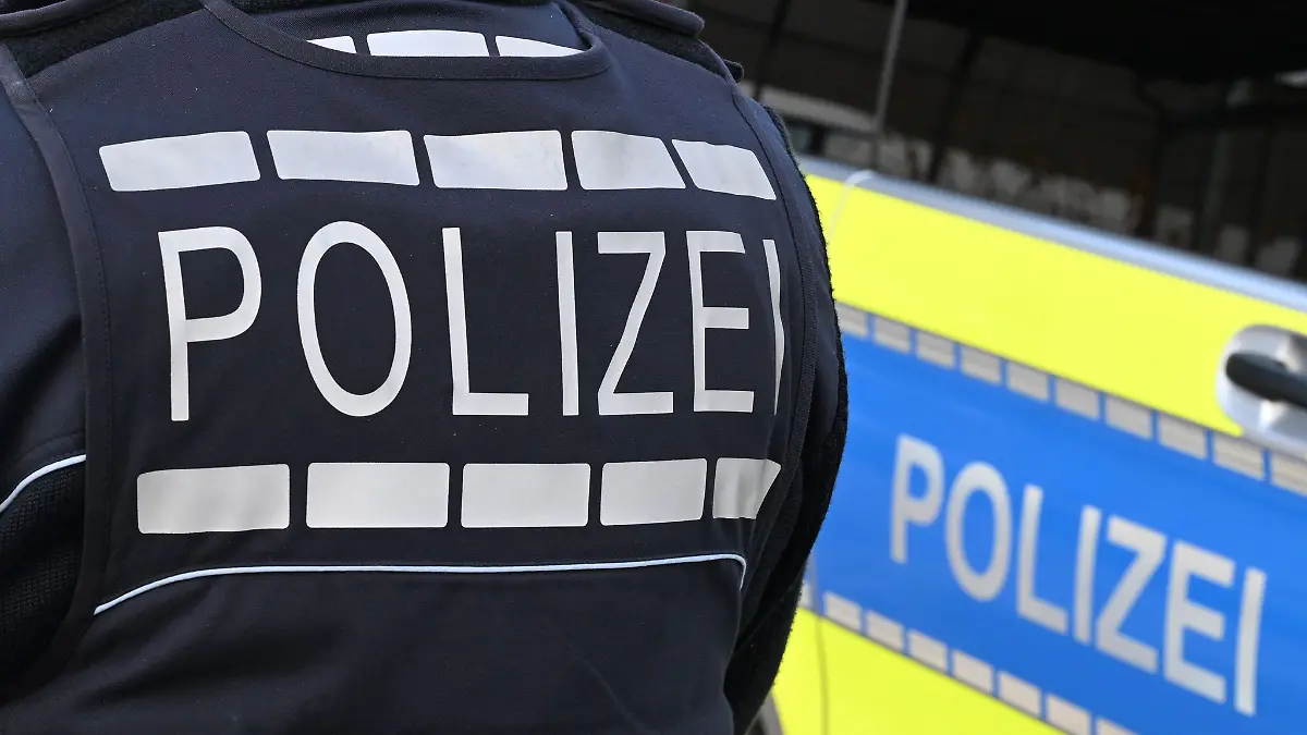 Wegen eines Unfalls mit fünf Autos auf der Autobahn 8 war die Polizei am Sonntag im Einsatz. (Symbolbild)