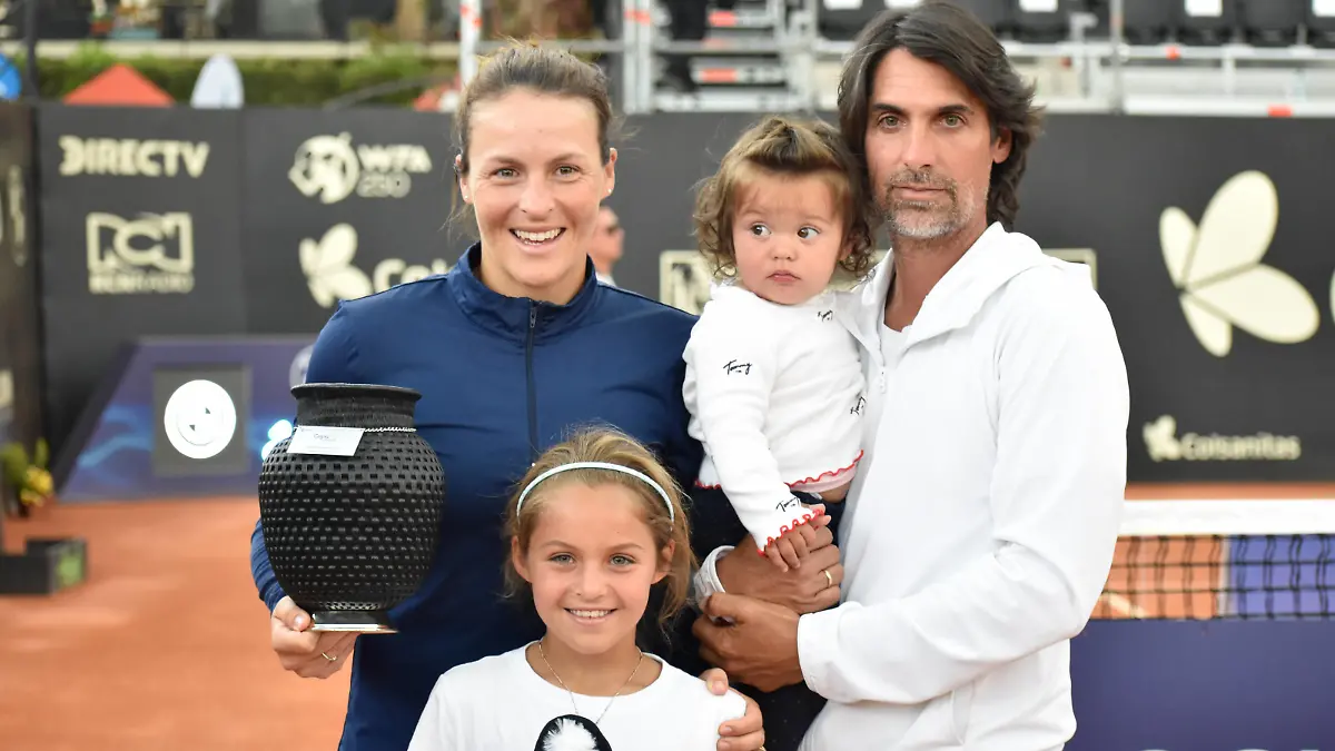 April 10, 2022, Bogota, Cundinamarca, Colombia: Tatjana Maria from Germany poses for a photo withe her family after winning the final match against Brazilian Laura Pigossi at the Copa Colsanitas of the WTA, Tennis Damen Tournament in Bogota, Colombia, April 10, 2022. : /Long Visual Press Bogota Colombia - ZUMAvp1_ 0155272488st Copyright: xCristianxBayonax 